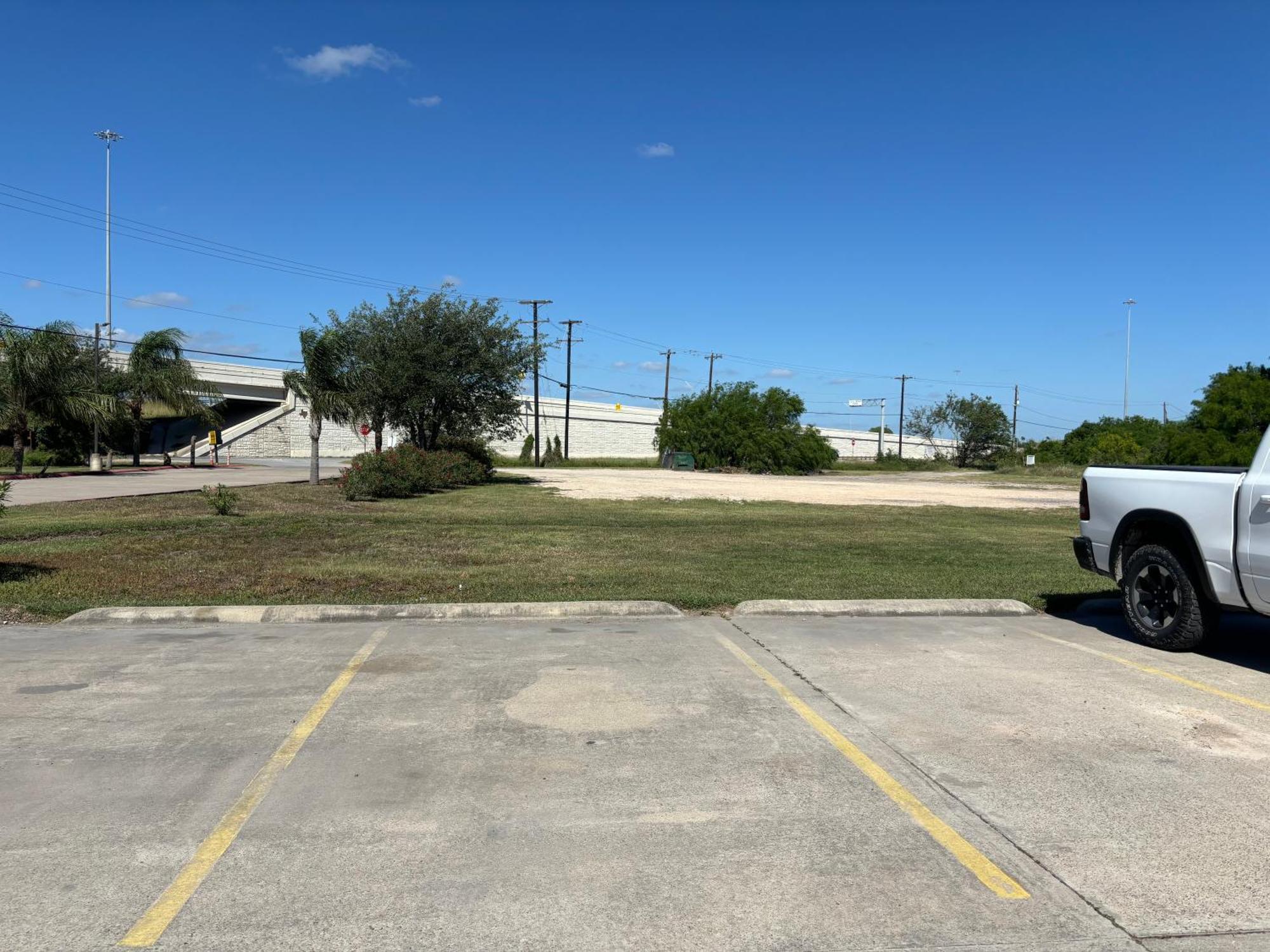 Deluxe Inn & Suites Brownsville Exterior photo